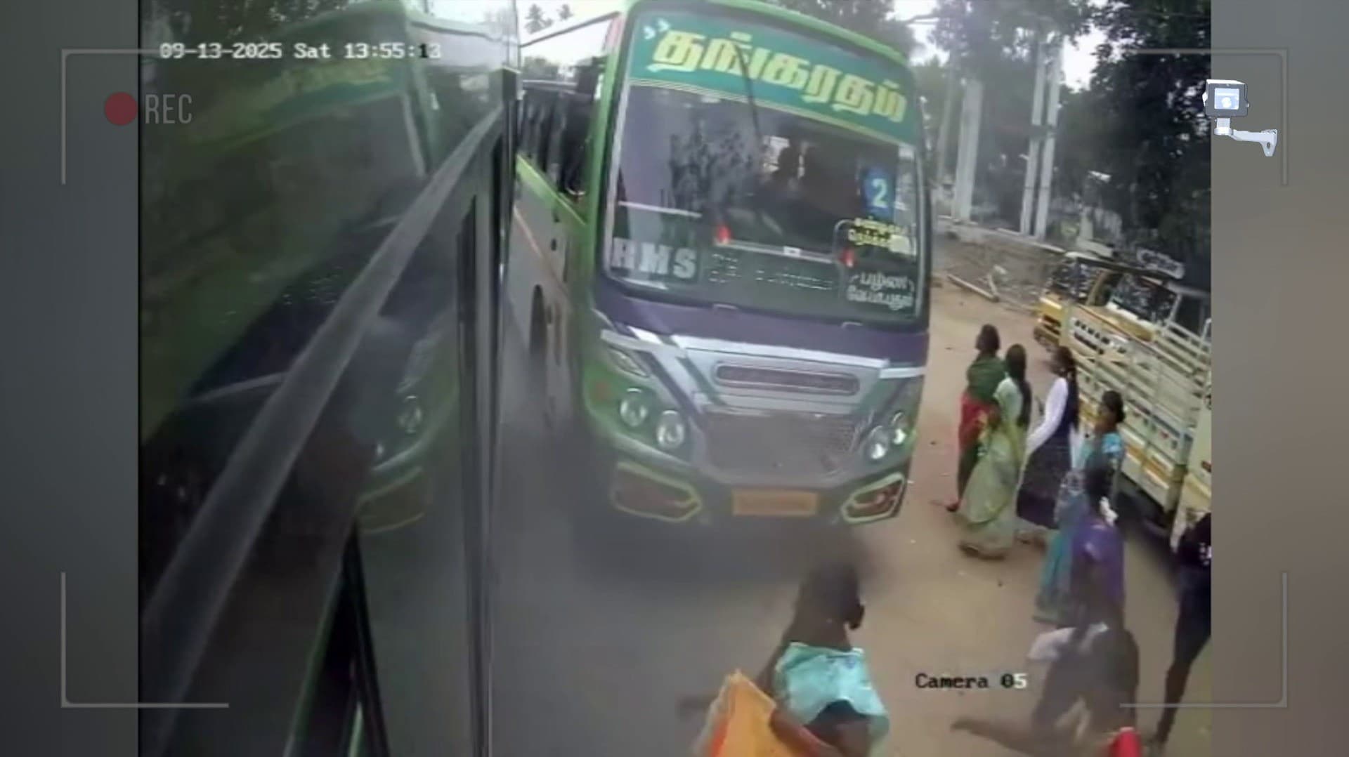 உங்க போட்டிக்கு நங்கதான் பலிகடா..? பயணிகளை ஏற்றுவதில் தனியார் பேருந்துகள் இடையே போட்டி