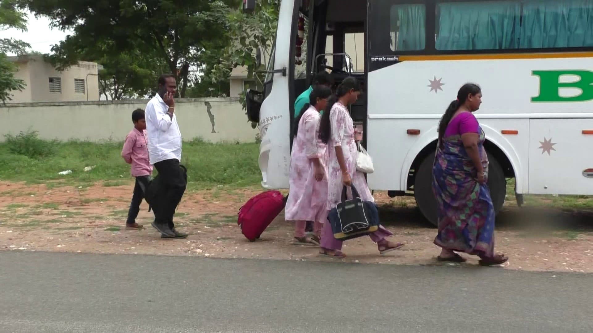 கரூர் கூட்டநெரிசலில் பலியானோர் குடும்பத்தினரை நாளை சந்திக்கும் விஜய்