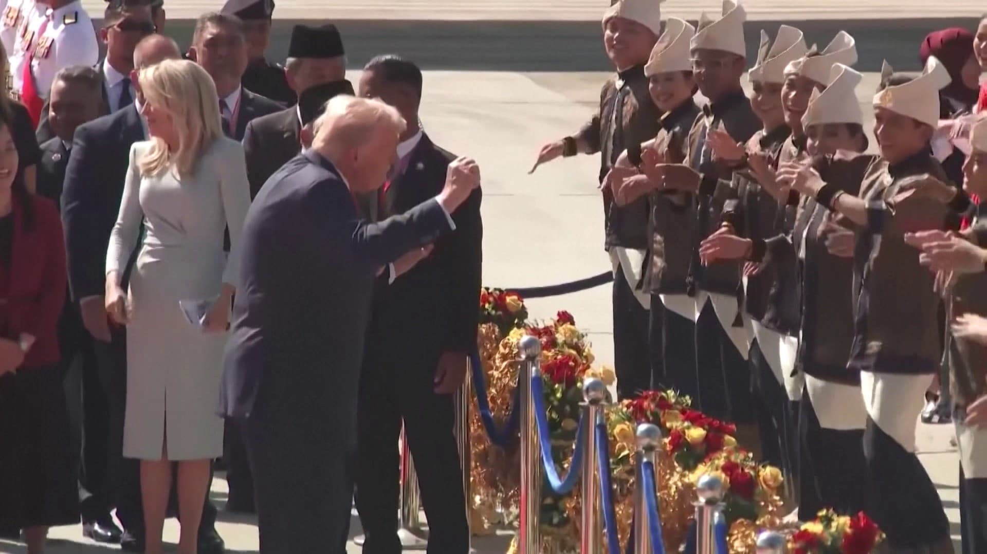 விமான நிலையத்தில் உற்சாக மிகுதியில் நடனம் ஆடிய டிரம்ப்