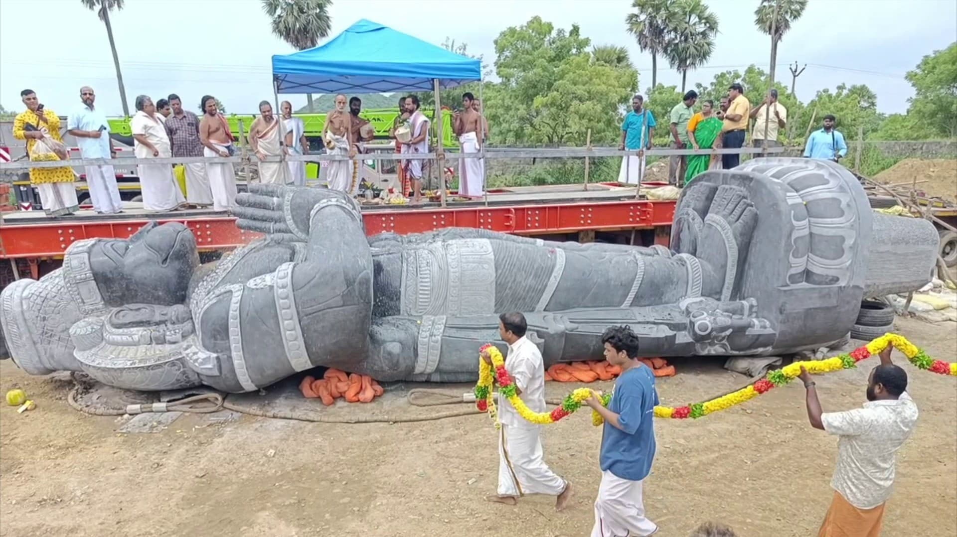 சென்னைக்கு கொண்டு வருவதை முன்னிட்டு பிரம்மாண்ட ஆஞ்சநேயர் சிலைக்கு சிறப்பு பூஜை