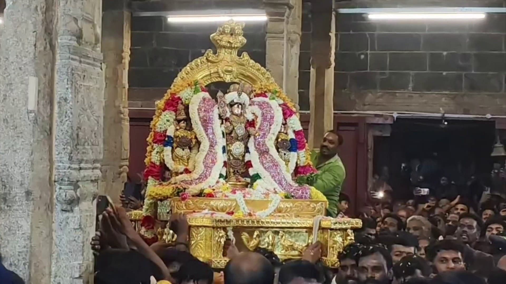 முருகன் ஐம்பொன் சிலையில் வியர்வை அரும்பிய நிகழ்வு.. நெகிழ்ச்சியுடன் வழிபாடு செய்த பகதர்கள்..