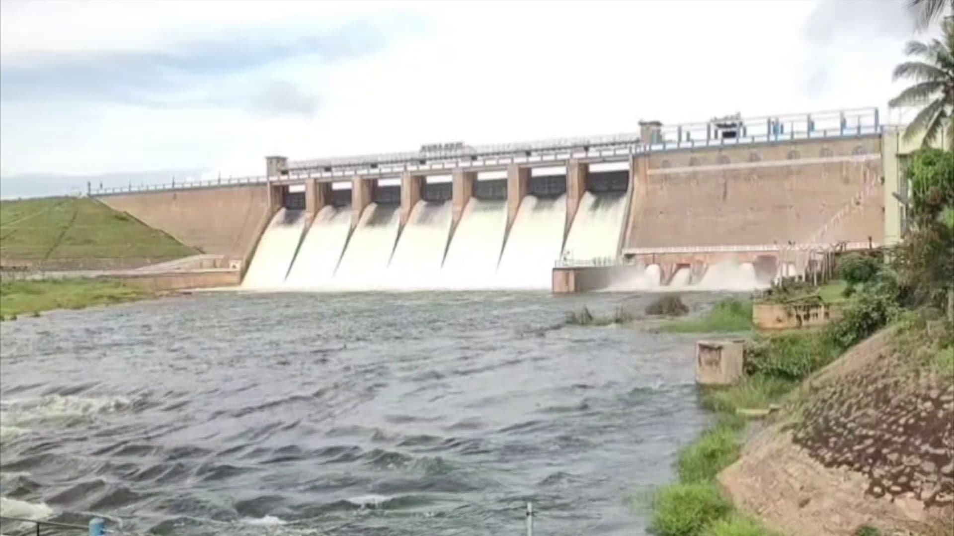 வைகை அணை முழு கொள்ளளவை எட்டியதன் எதிரொலியாக  2,500 கன அடி நீர் திறப்பு