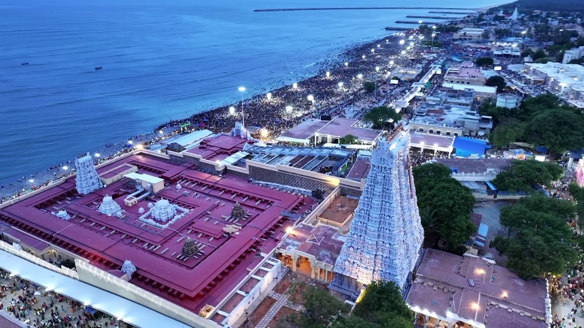 முருகனின் 2-ம் படை வீடான திருச்செந்தூரில் சூரசம்ஹாரம் கோலாகலம்