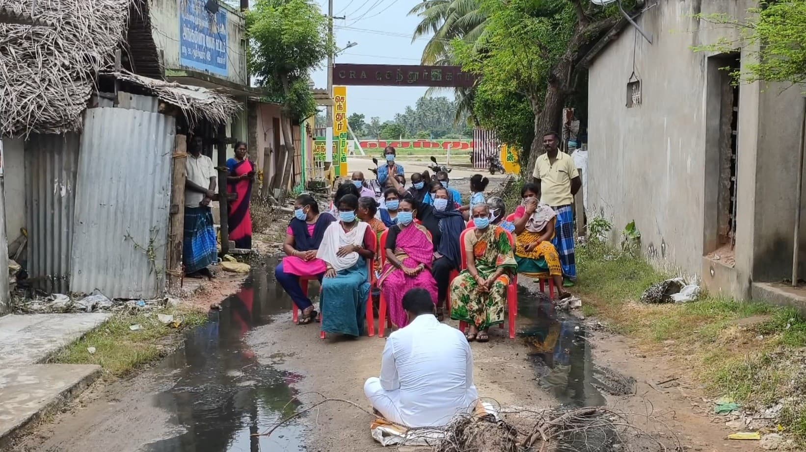 பாதாள சாக்கடைக் கட்டுமானத்தின் மீது அமர்ந்து கவுன்சிலர் போராட்டம்.!