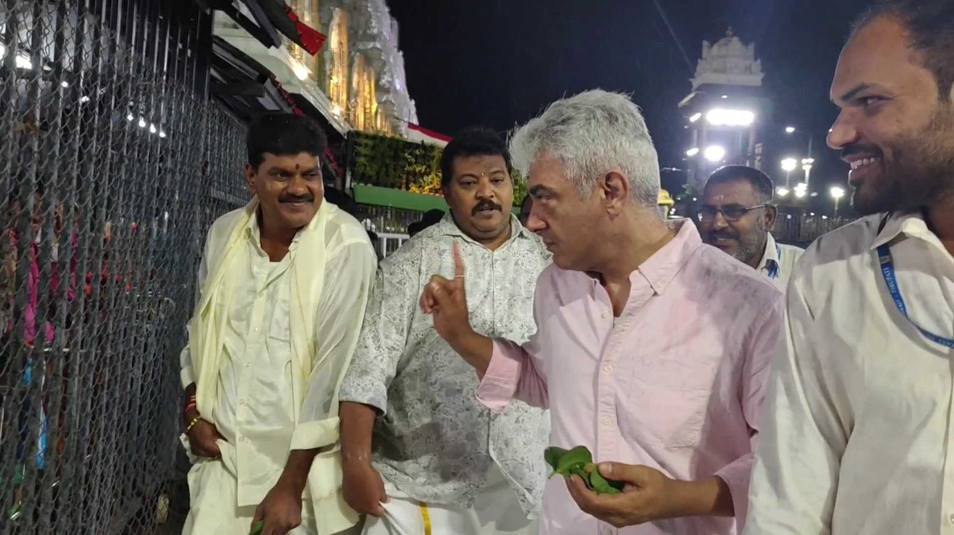 திருப்பதி கோவிலில் தல, தல என கூச்சலிட்ட ரசிகர்களை கண்டித்த அஜித்