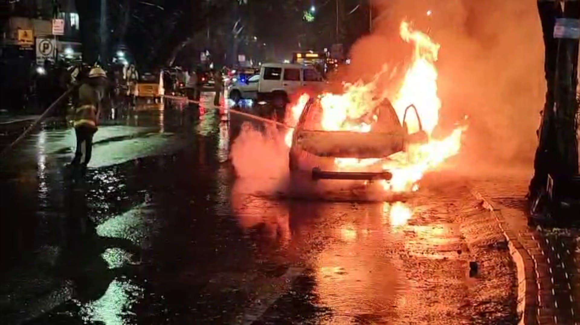 காரில் திடீரென பற்றிய தீ - உயிர் தப்பிய தந்தை, மகள்