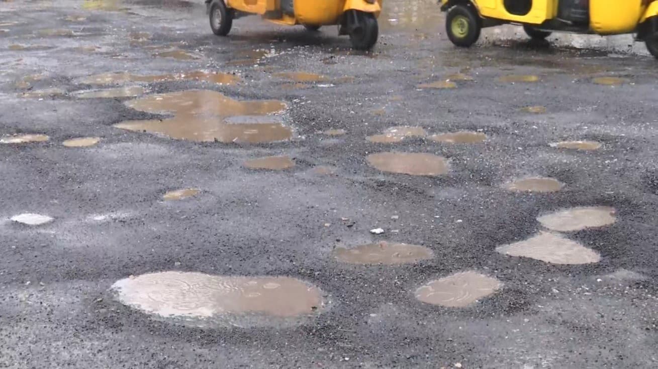 எல்.ஐ.சி அருகே குண்டும் குழியுமாகக் காணப்படும் சென்னை அண்ணாசாலை..!  வாகனங்கள் ஊர்ந்து செல்வதால் போக்குவரத்து நெரிசல்..