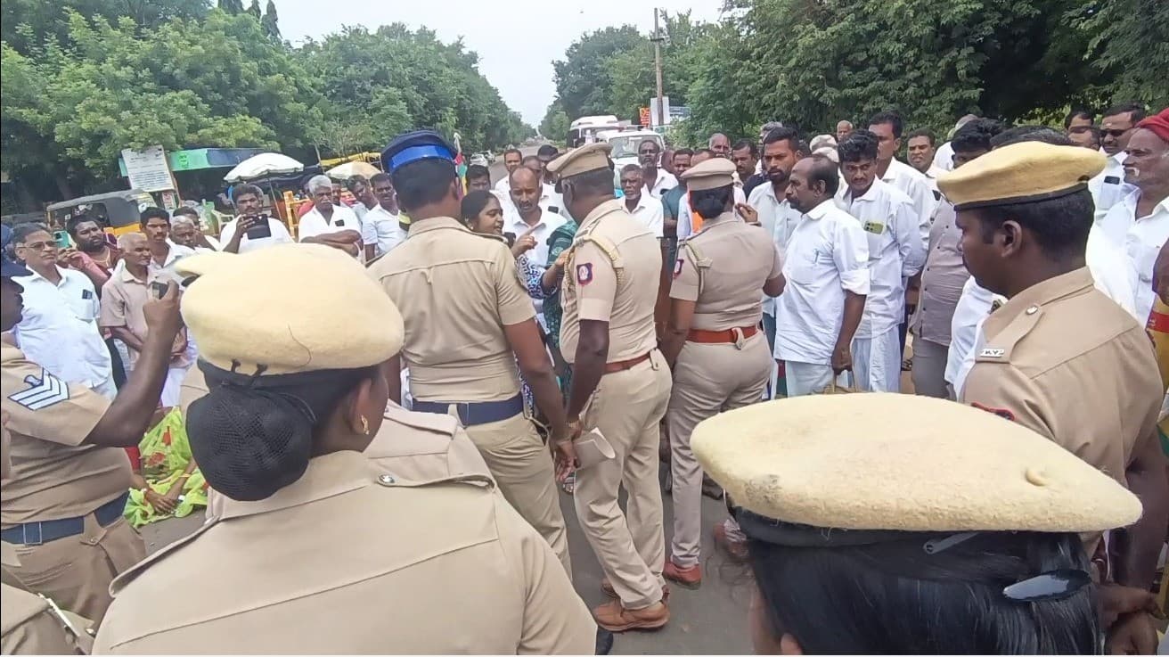 காரைக்குடியில் தனியார் ஒப்பந்ததாரர் வெட்டிப் படுகொலை..! கைது செய்ய வலியுறுத்தி உடலை வாங்க மறுத்து உறவினர்கள் போராட்டம்..