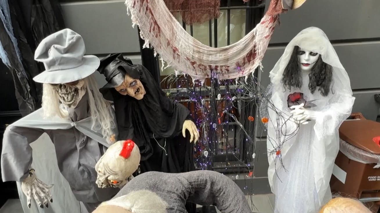 ஹாலோவீன் விழாவில் வழக்கத்துக்கு மாறாக செயற்கை மலர் அலங்காரம்..! எலும்புக்கூடு, மண்டை ஓடுகளுடன் மலரையும் வைத்து கொண்டாட்டம்..