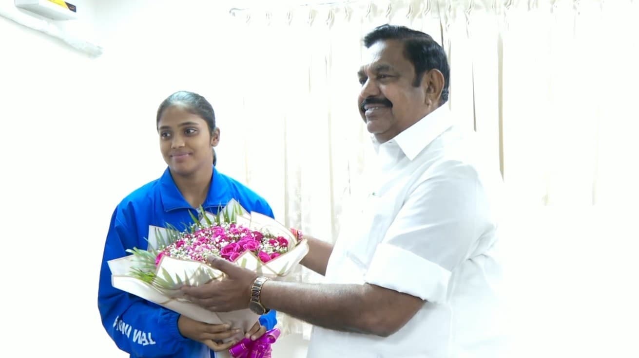 கபடி வீராங்கனை கண்ணகி நகர் கார்த்திகாவுக்கு ரூ.1 லட்சத்திற்கான காசோலையை வழங்கி இ.பி.எஸ். பாராட்டு..!