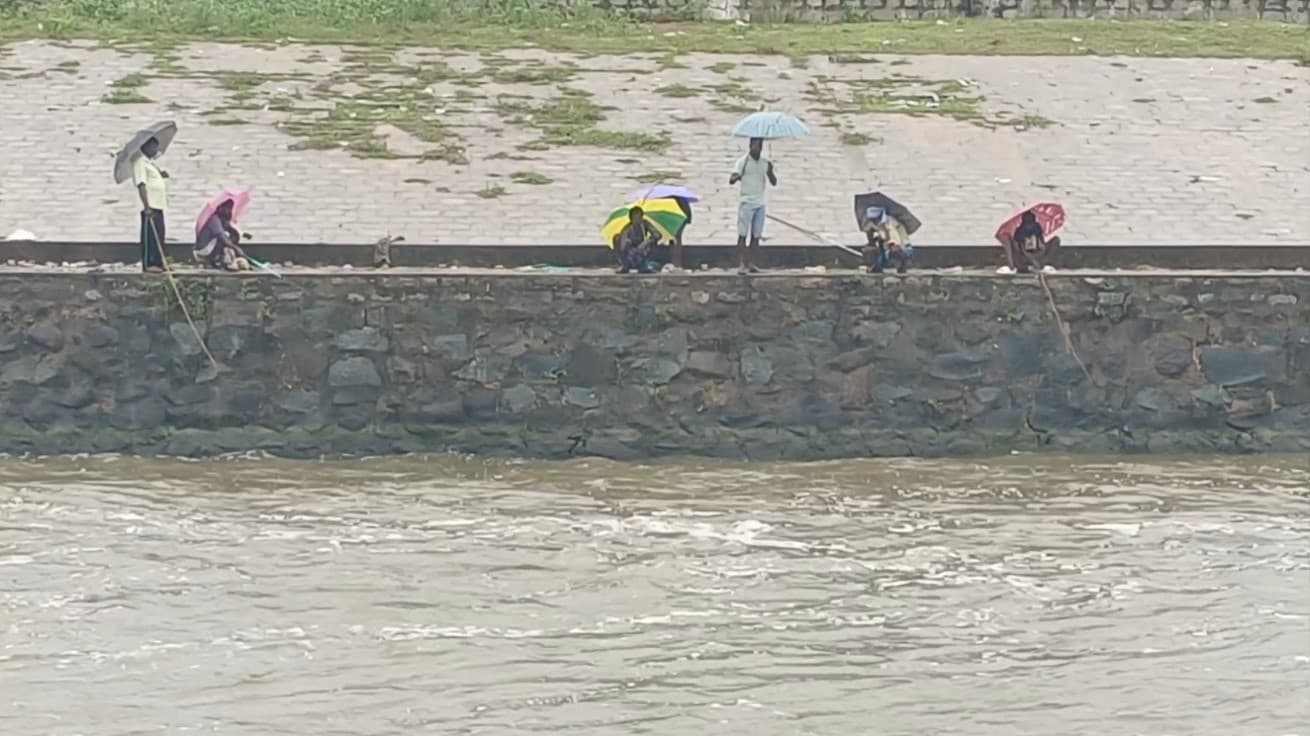 பாலாறு அணைக்கட்டிலிருந்து வெளியேற்றப்படும் 9,400 கன அடி நீர்..! ஆர்ப்பரித்துக் கொட்டும் நிலையில், மீன்பிடிக்கும் இளைஞர்கள்..