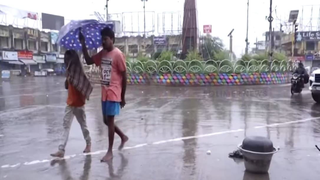 ஆந்திராவில் கரை கடந்தது அதிதீவிர மோன்தா புயல்