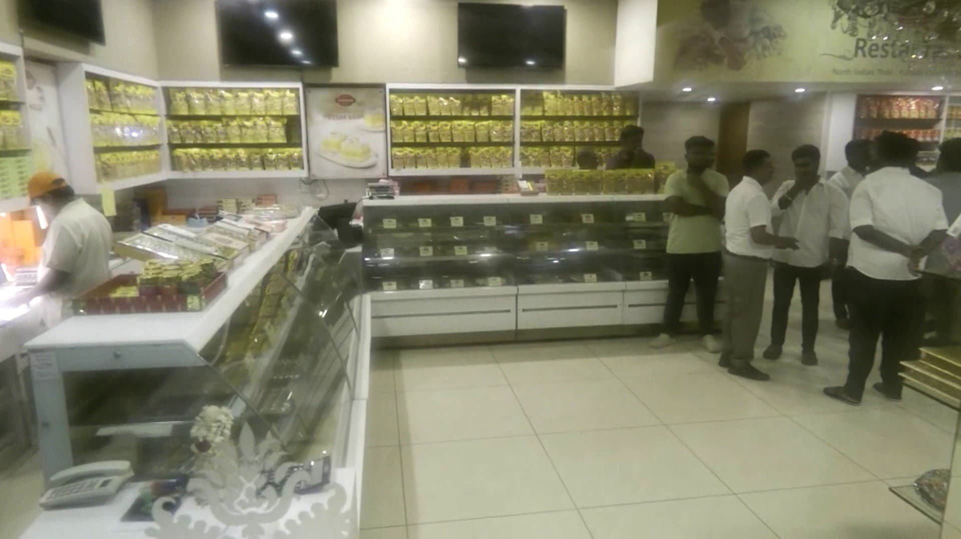 ரெடிமேட் இனிப்பு பாக்கெட்டில் கெட்டுப்போன சுவீட் இருந்ததாக புகார்