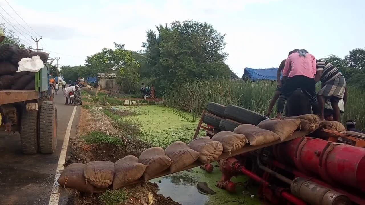 நெல் மூட்டைகளை ஏற்றிச் சென்ற லாரி மூட்டைகளோடு குளத்தில் கவிழ்ந்து விபத்து