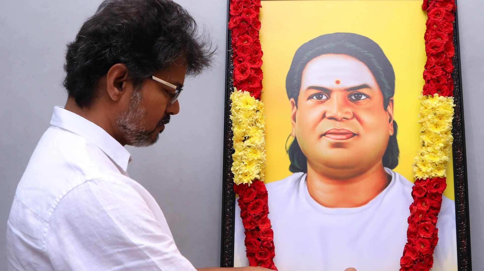 பசும்பொன் முத்துராமலிங்க தேவர் திருமகனாருக்கு, தவெக தலைவர் விஜய், மாலை அணிவித்து மரியாதை