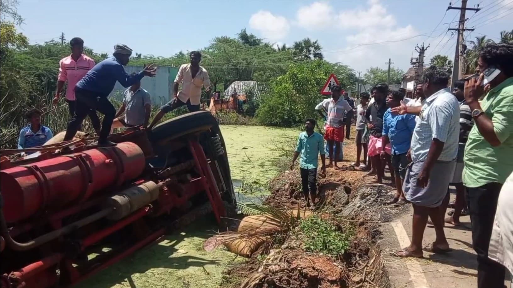 நெல் மூட்டைகளை ஏற்றிச் சென்ற லாரி மூட்டைகளோடு குளத்தில் கவிழ்ந்து விபத்து..!