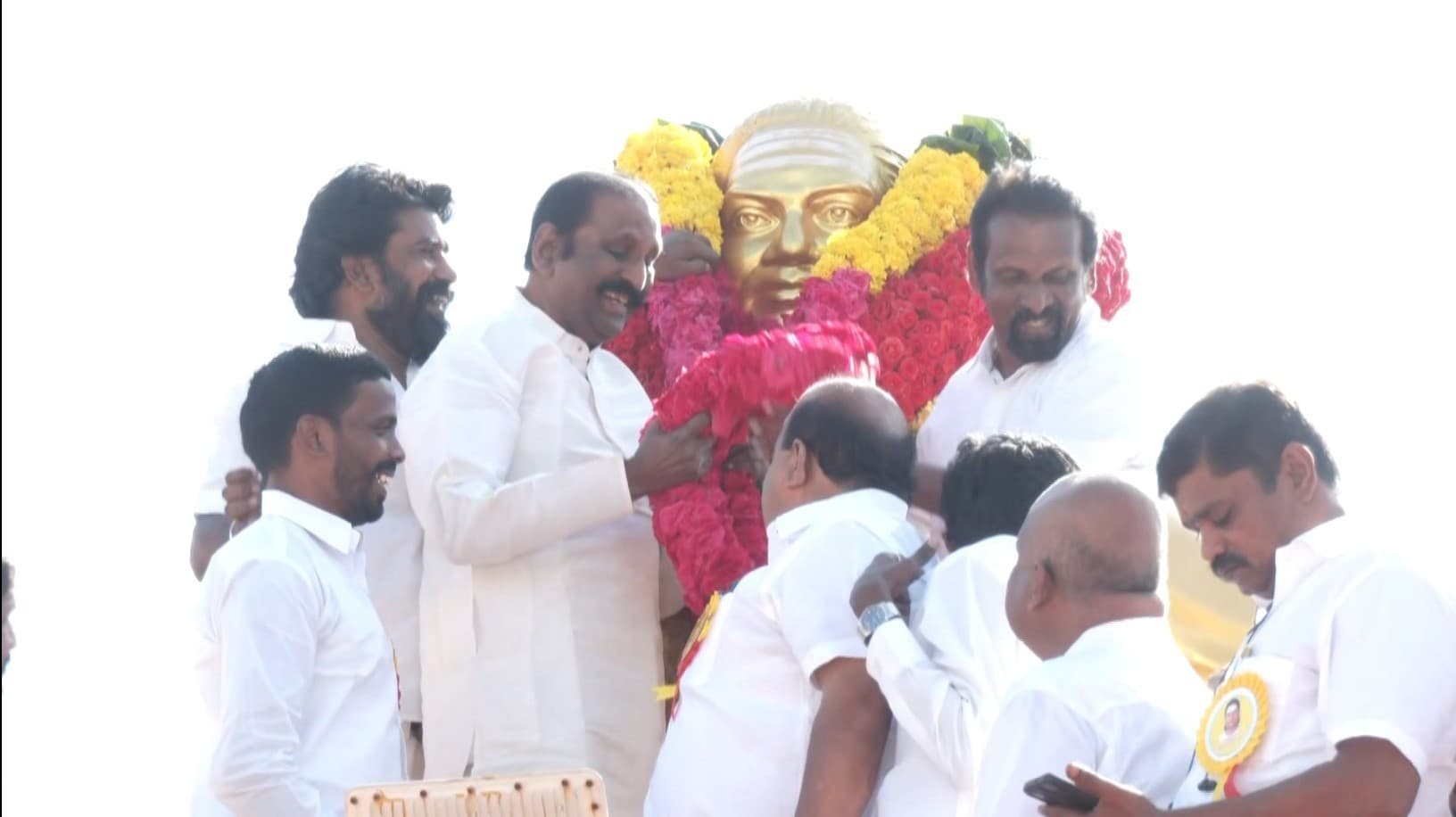 பசும்பொன் முத்துராமலிங்க தேவர் சிலைக்கு வைரமுத்து மாலை அணிவித்து மரியாதை..!