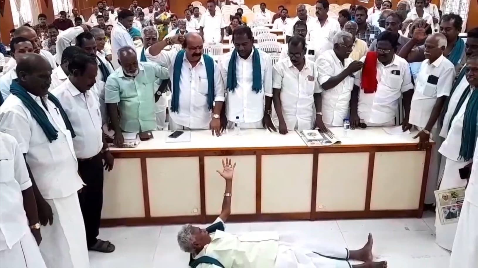 திருவாரூரில் ஆட்சியர் முன்னிலையில் விவசாயிகள் ஆர்ப்பாட்டம்..! பயிர் பாதிப்பிற்கு ஏக்கருக்கு ரூ.30,000 வழங்க கோரிக்கை..