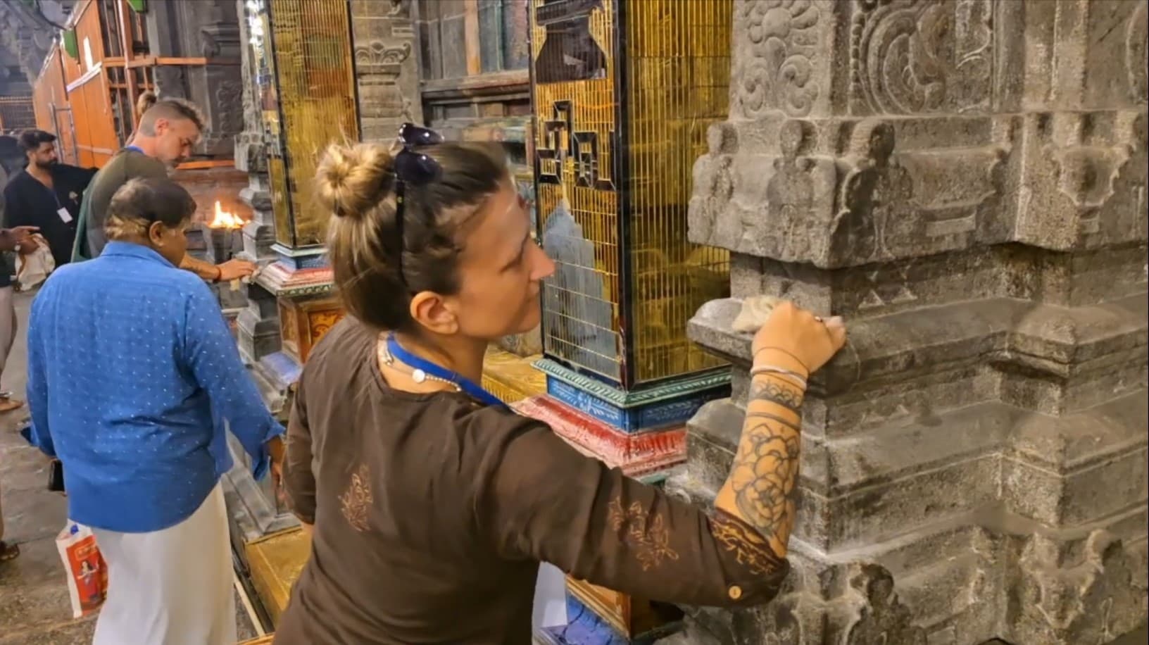 அண்ணாமலையார் கோவிலில்கார்த்திகை தீபத் திருவிழாவை முன்னிட்டு உழவாரப்பணியில் ஈடுபட்டுள்ள 50க்கும் மேற்பட்ட வெளிநாட்டவர்கள்...