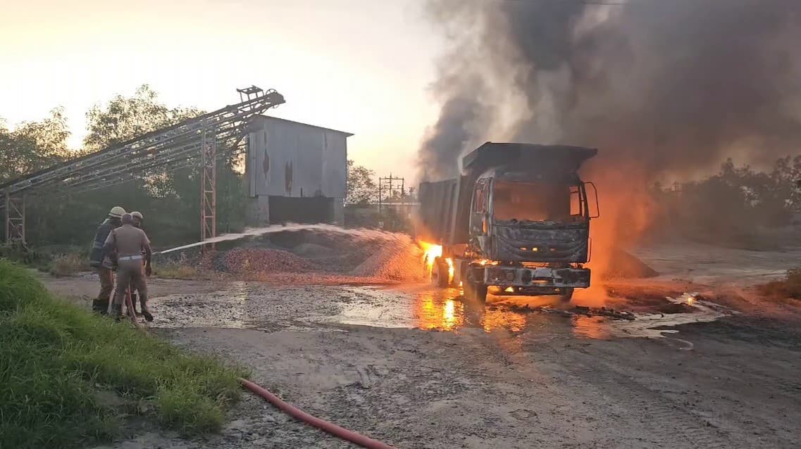 உயரழுத்த மின்கம்பியில் உரசி தீப்பிடித்து எரிந்த லாரி