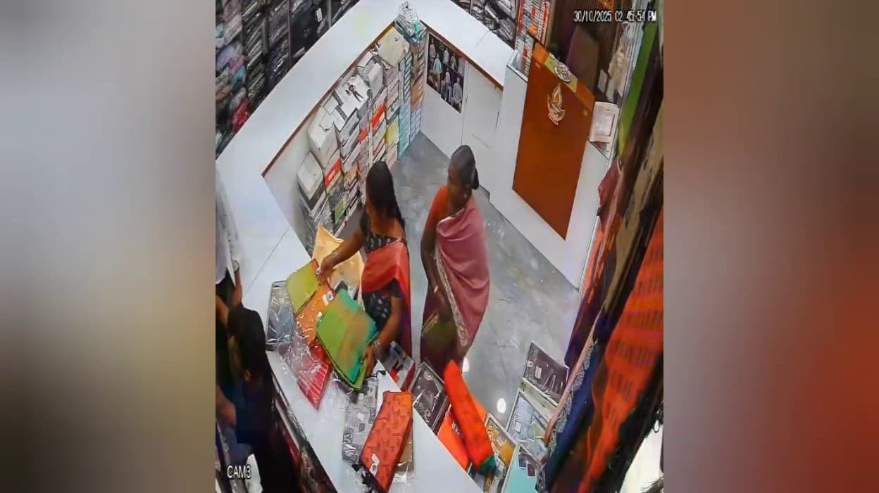 முந்தானைக்குள் புடவைகளை மறைத்து வைத்து திருடிய மூதாட்டி..