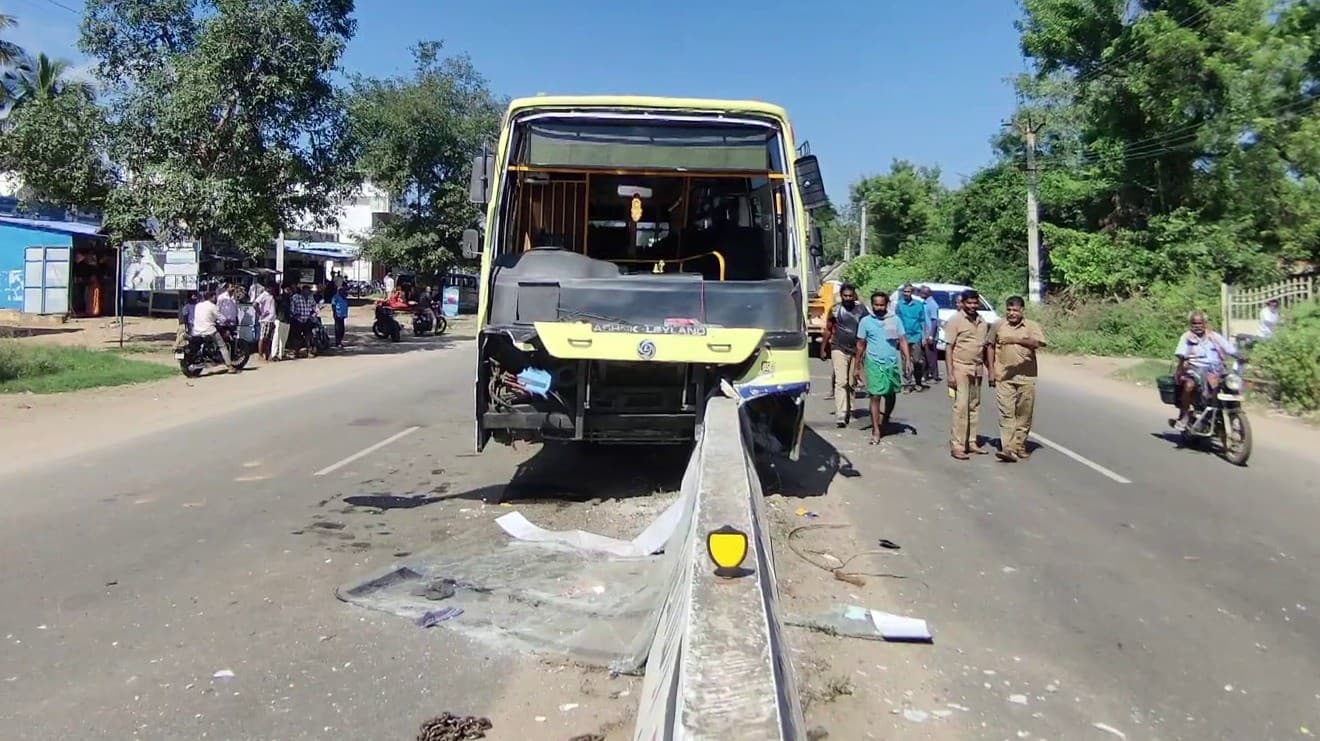 சென்டர் மீடியன் மீது மோதி அரசு பேருந்து விபத்து.. ஓட்டுநர், நடத்துநர் மற்றும் பயணிகள் காயமின்றி உயிர் தப்பினர்