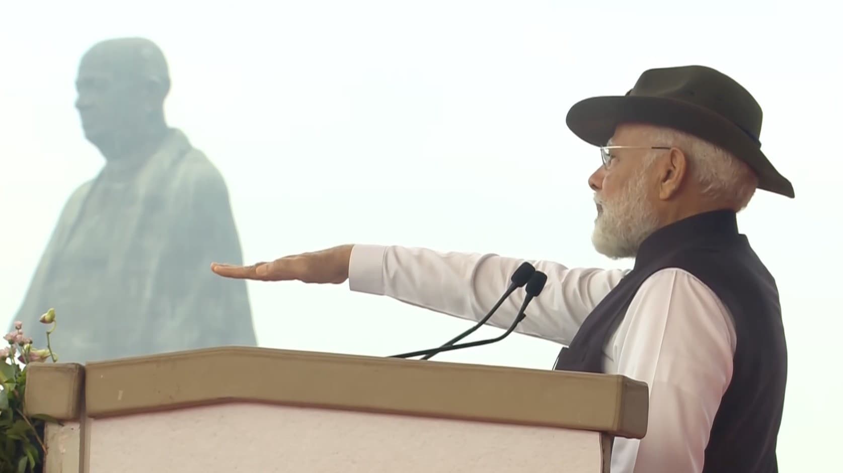 சர்தார் வல்லபாய் பட்டேலின் சிலைக்கு பிரதமர் மோடி மலர் தூவி மரியாதை