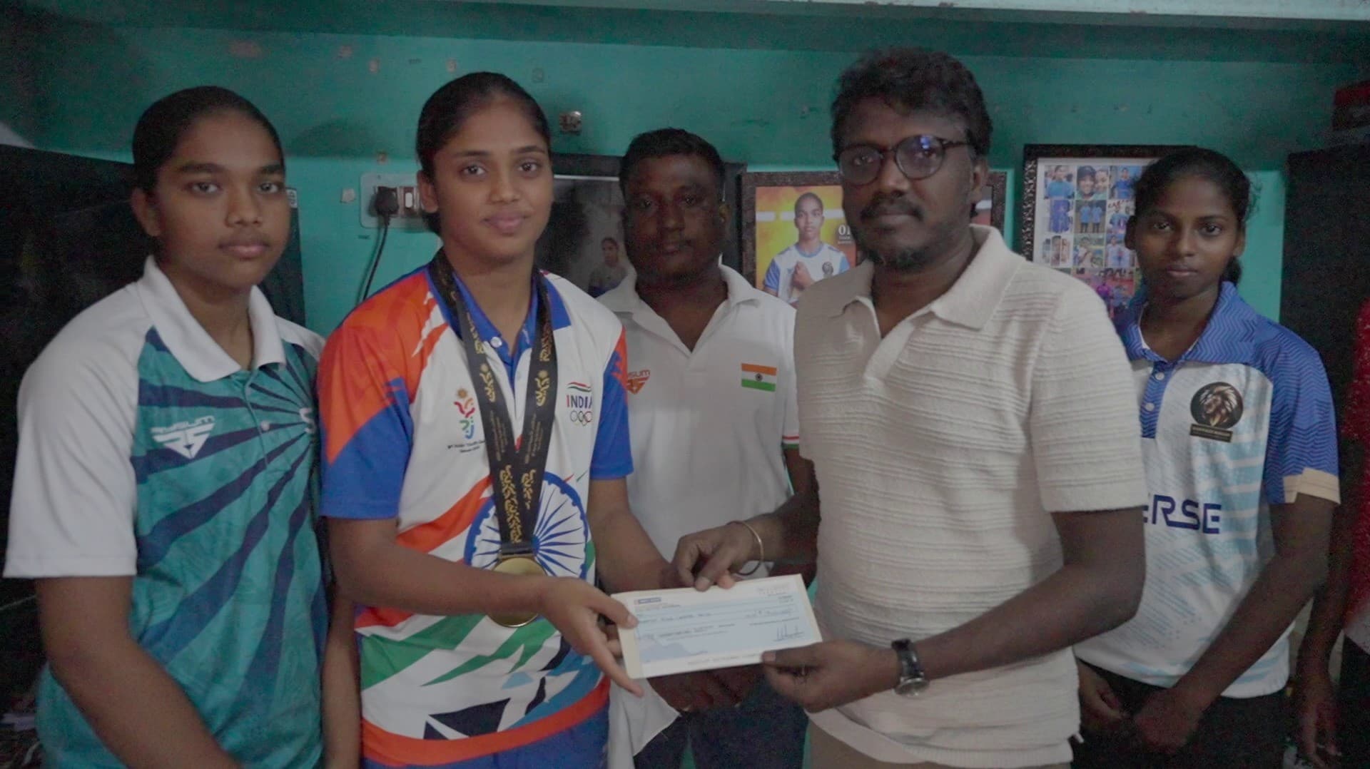 கபடி வீராங்கனை கார்த்திகாவிற்கு 5 லட்சம் ரூபாய் காசோலை வழங்கி வாழ்த்து தெரிவித்த இயக்குநர் மாரி செல்வராஜ்