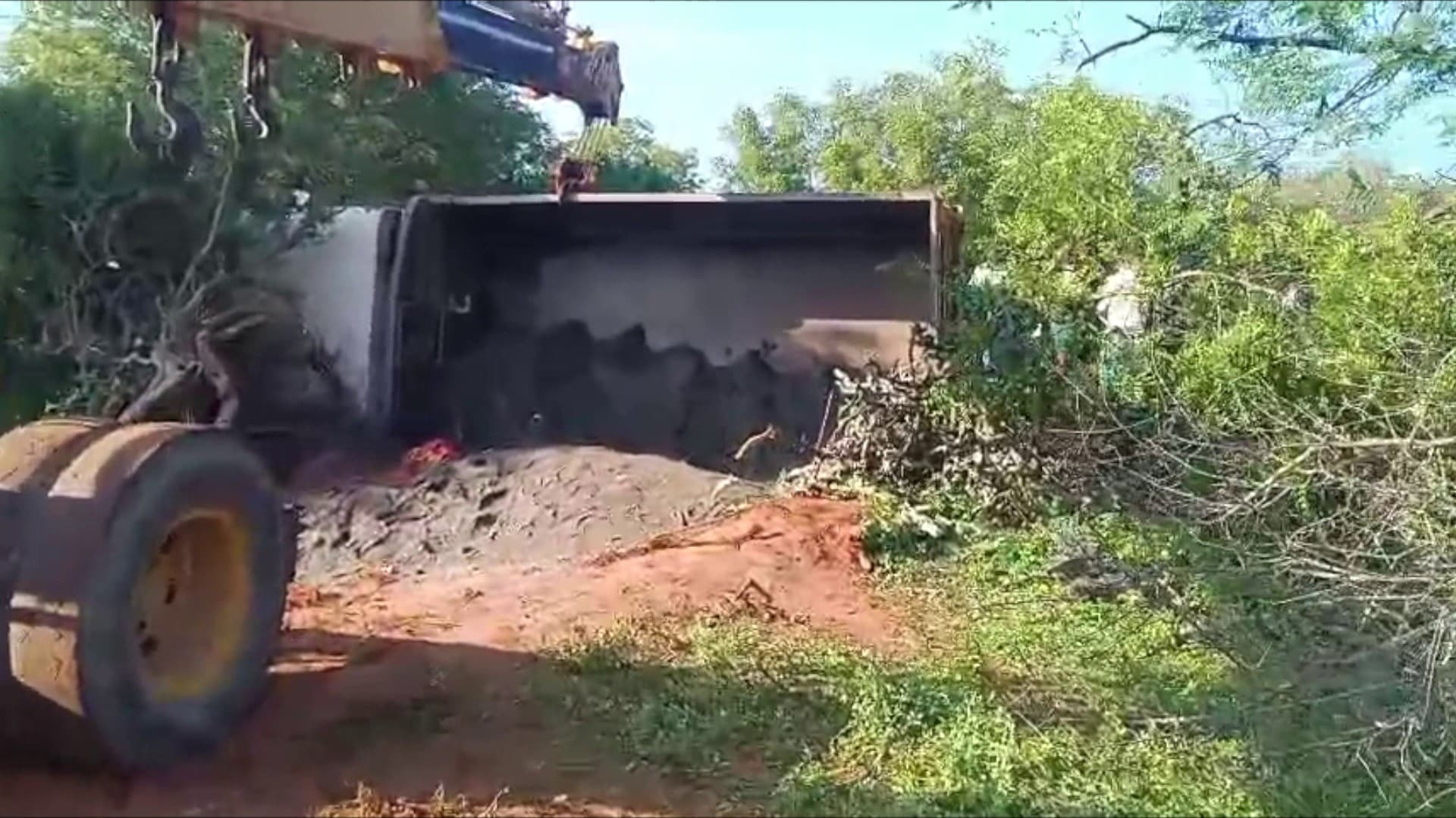 எம்.சாண்ட் ஏற்றிச் சென்ற மினிலாரி கவிழ்ந்து 3 பேர் உயிரிழப்பு