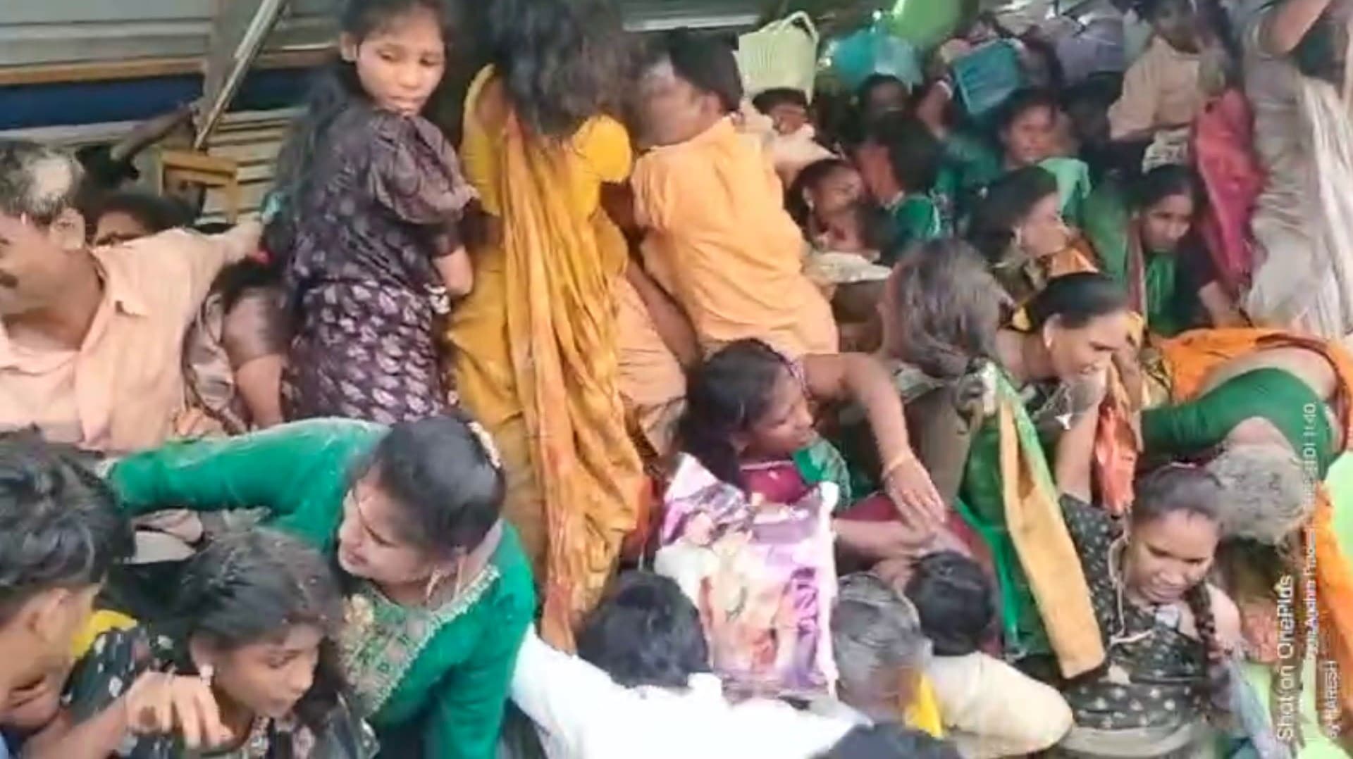 கோவில் கூட்ட நெரிசலில் சிக்கி 10 பெண்கள் உயிரிழப்பு