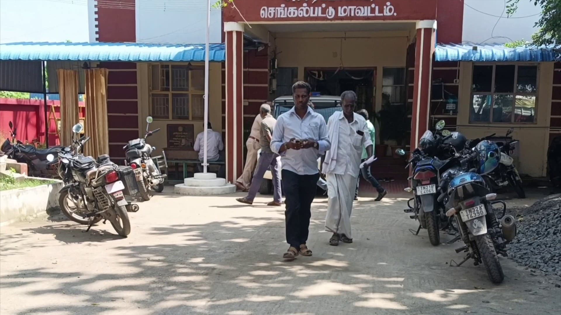 காவல் நிலையத்துக்குள்ளேயே இளைஞருக்குக் கத்திக்குத்து