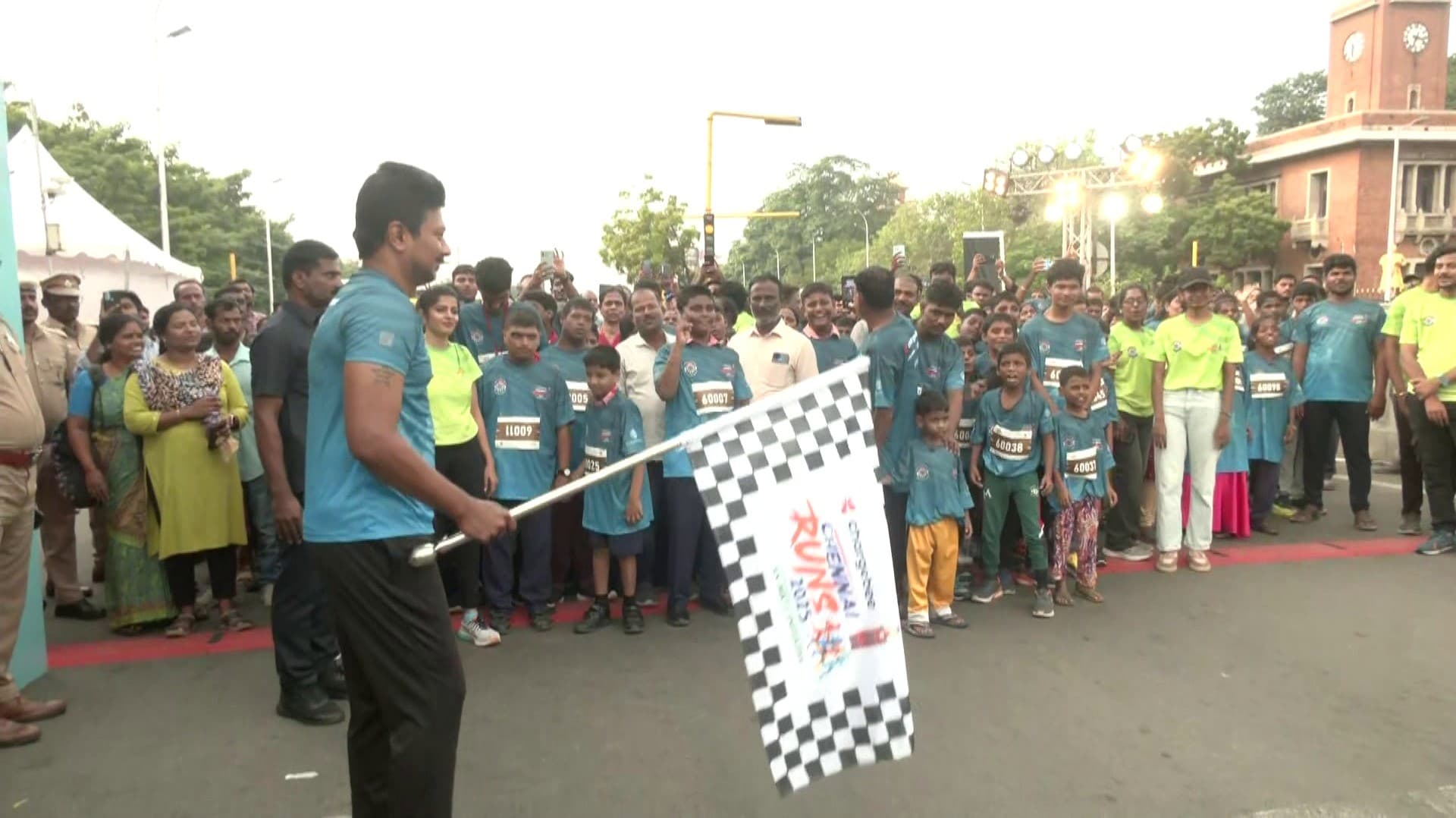 சென்னை ரன்ஸ் 2025 மாரத்தான் ஓட்டத்தை தொடங்கி வைத்தார் உதயநிதி