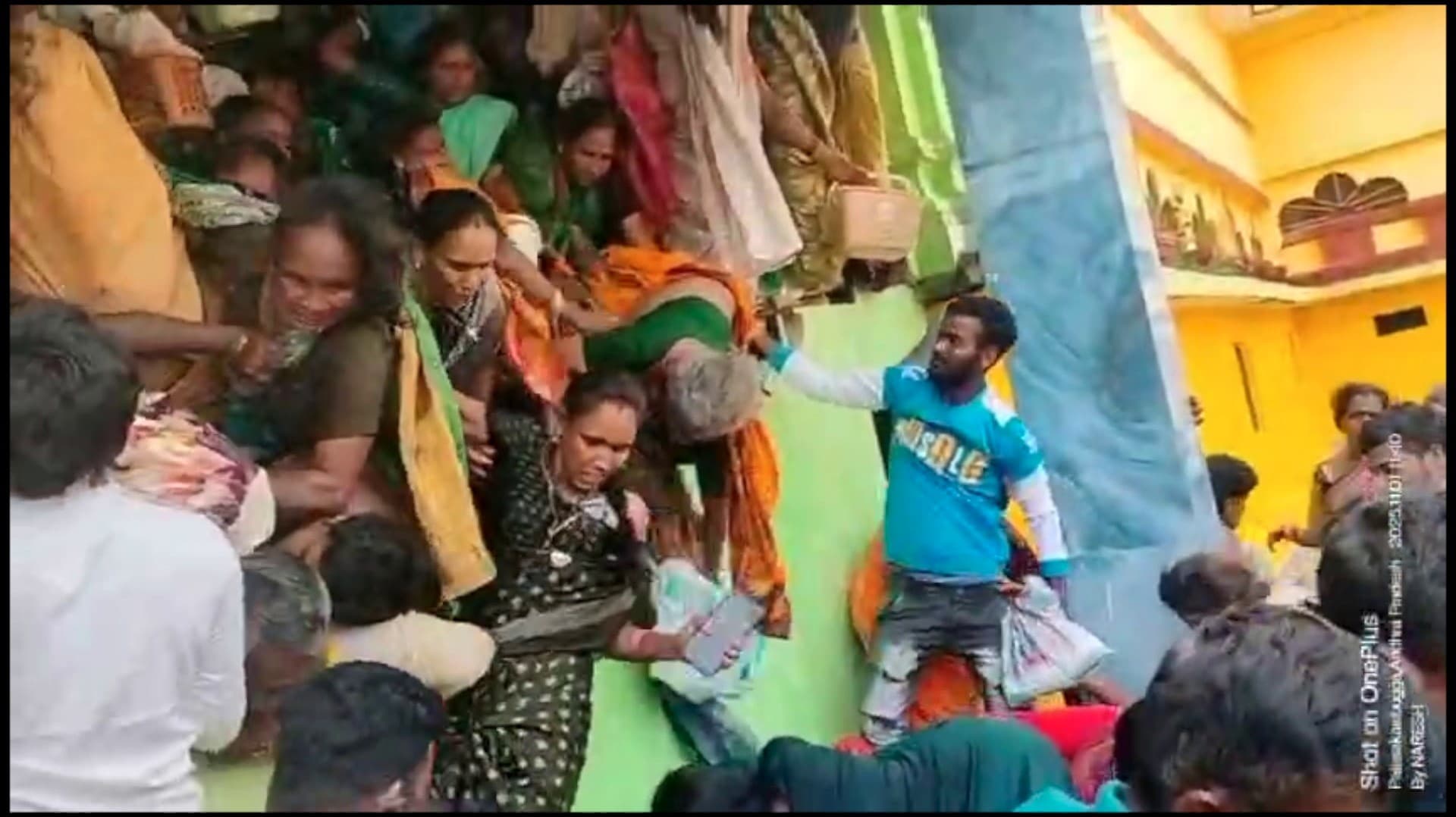 ஆந்திராவில் கோயில் கூட்ட நெரிசலில் 9 பேர் உயிரிழப்பு