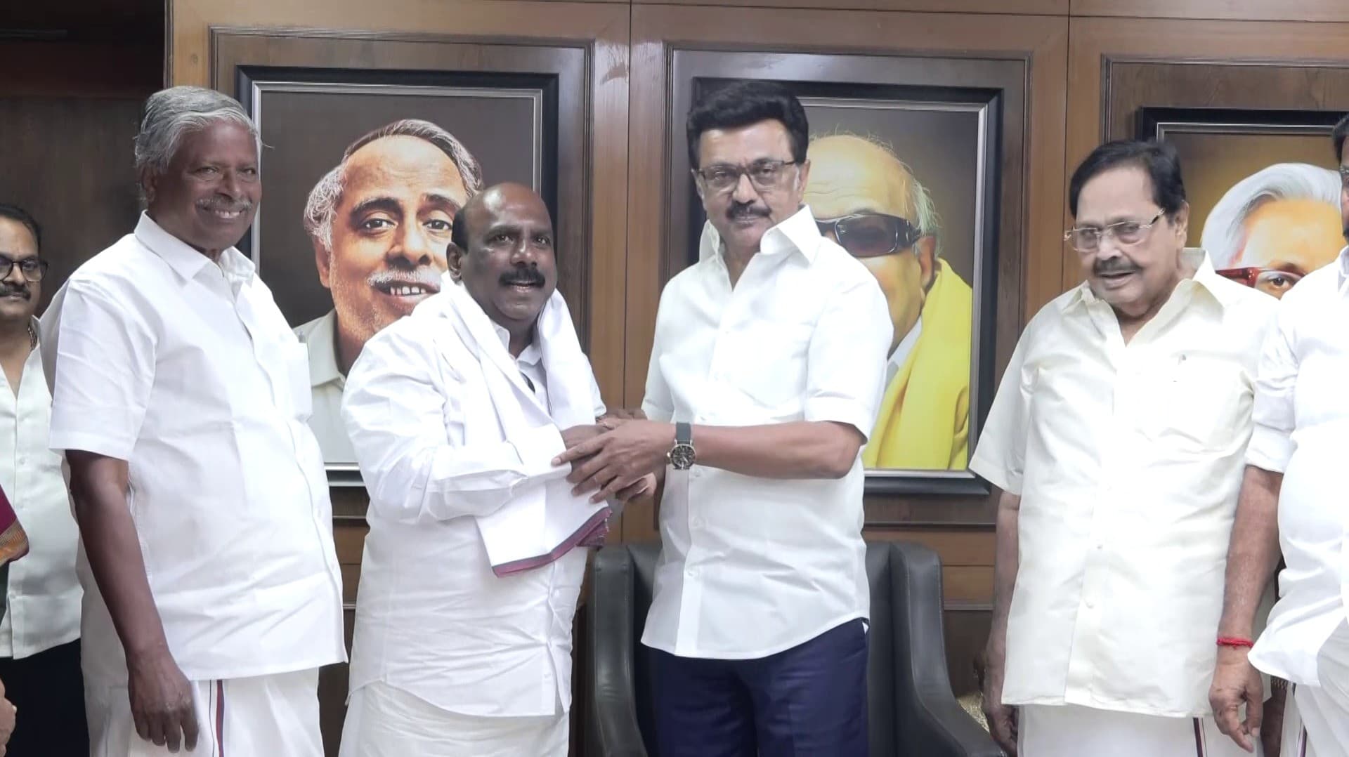 ஓபிஎஸ் ஆதரவு எம்எல்ஏ மனோஜ் பாண்டியன் முதலமைச்சர் மு.க.ஸ்டாலின் முன்னிலையில் திமுகவில் இணைந்தார்