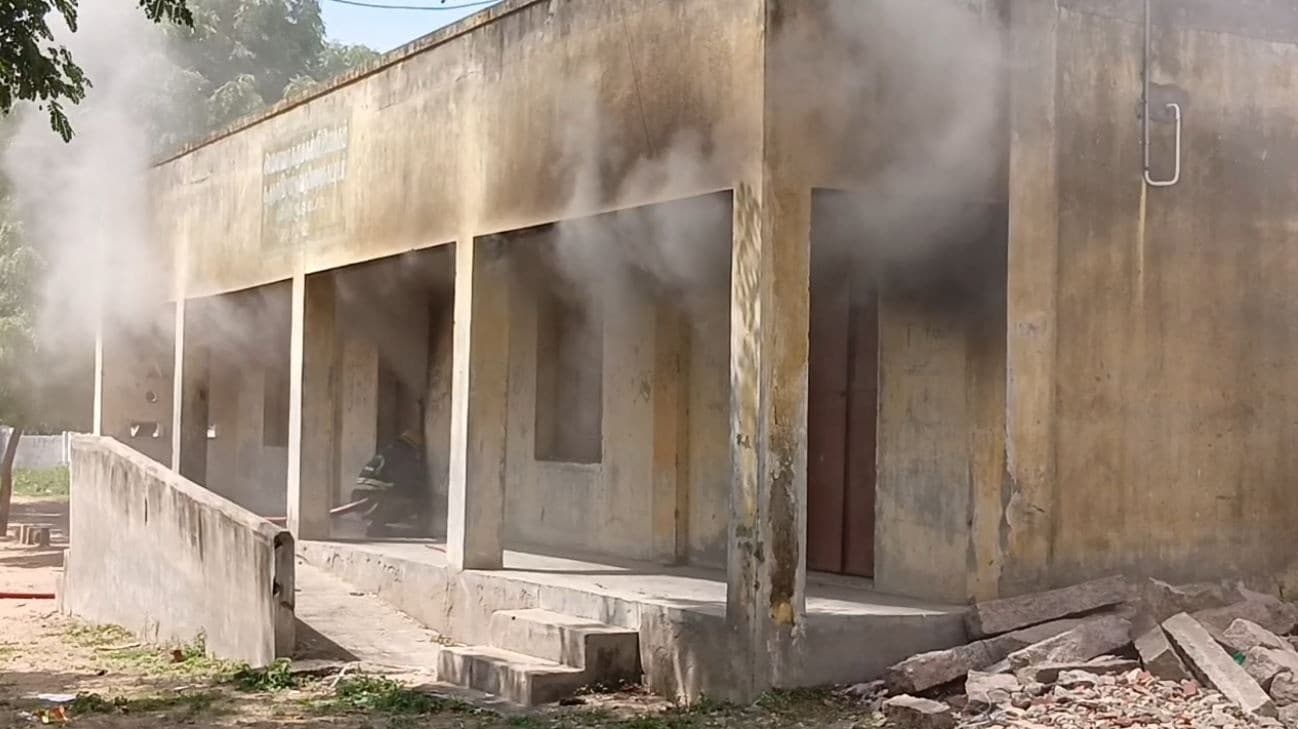 1,200 மாணாக்கர்கள் படித்துவரும் அரசுப்பள்ளியில் தீ.. புத்தகங்கள், கல்வி உபகரணங்கள் எரிந்து நாசம்.!