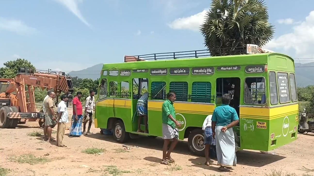 தனியார் மினிபேருந்து தலைகுப்புற கவிழ்ந்து விபத்து - 30 பேர் படுகாயம்