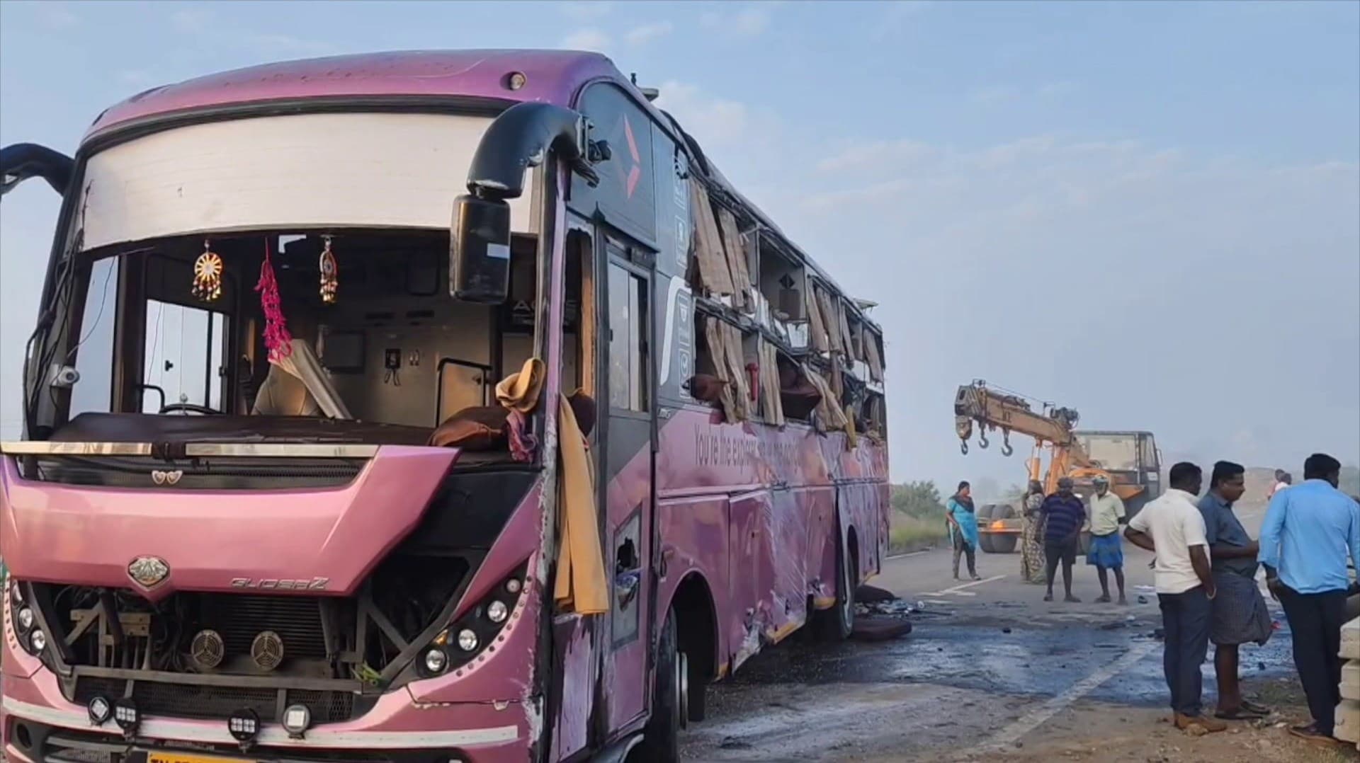 கட்டுப்பாட்டை இழந்து சாலையில் கவிழ்ந்த ஆம்னி பேருந்து