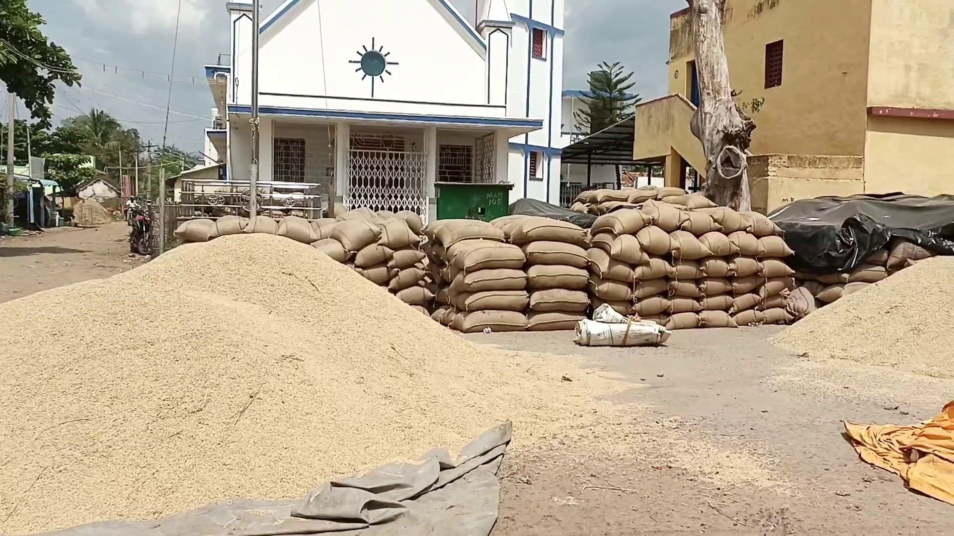 நெல் கொள்முதல் செய்ய மூட்டைக்கு ரூ. 55 இலஞ்சம் கேட்கப்படுவதாக விவசாயிகள் புகார்..