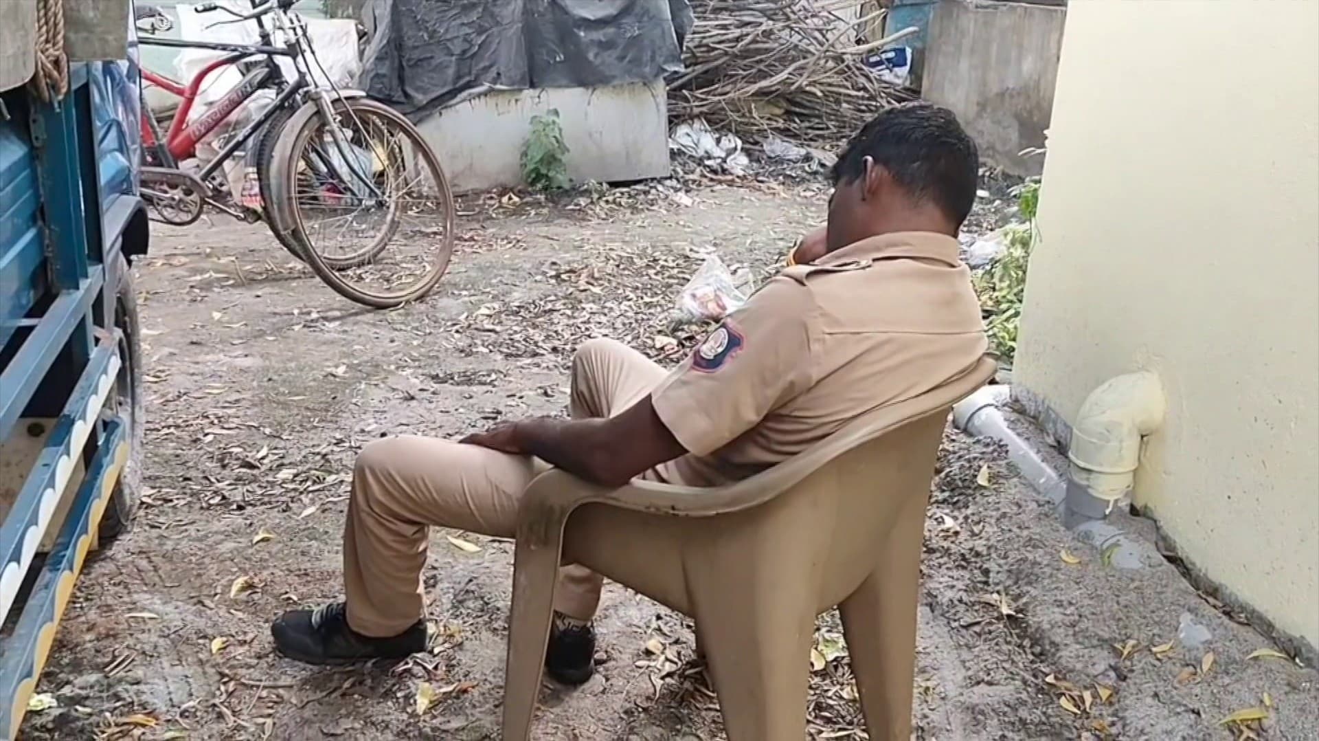 ஆளுநர் வருகையின் போது சீருடையில் மதுபோதையில் தள்ளாடிய காவலர்