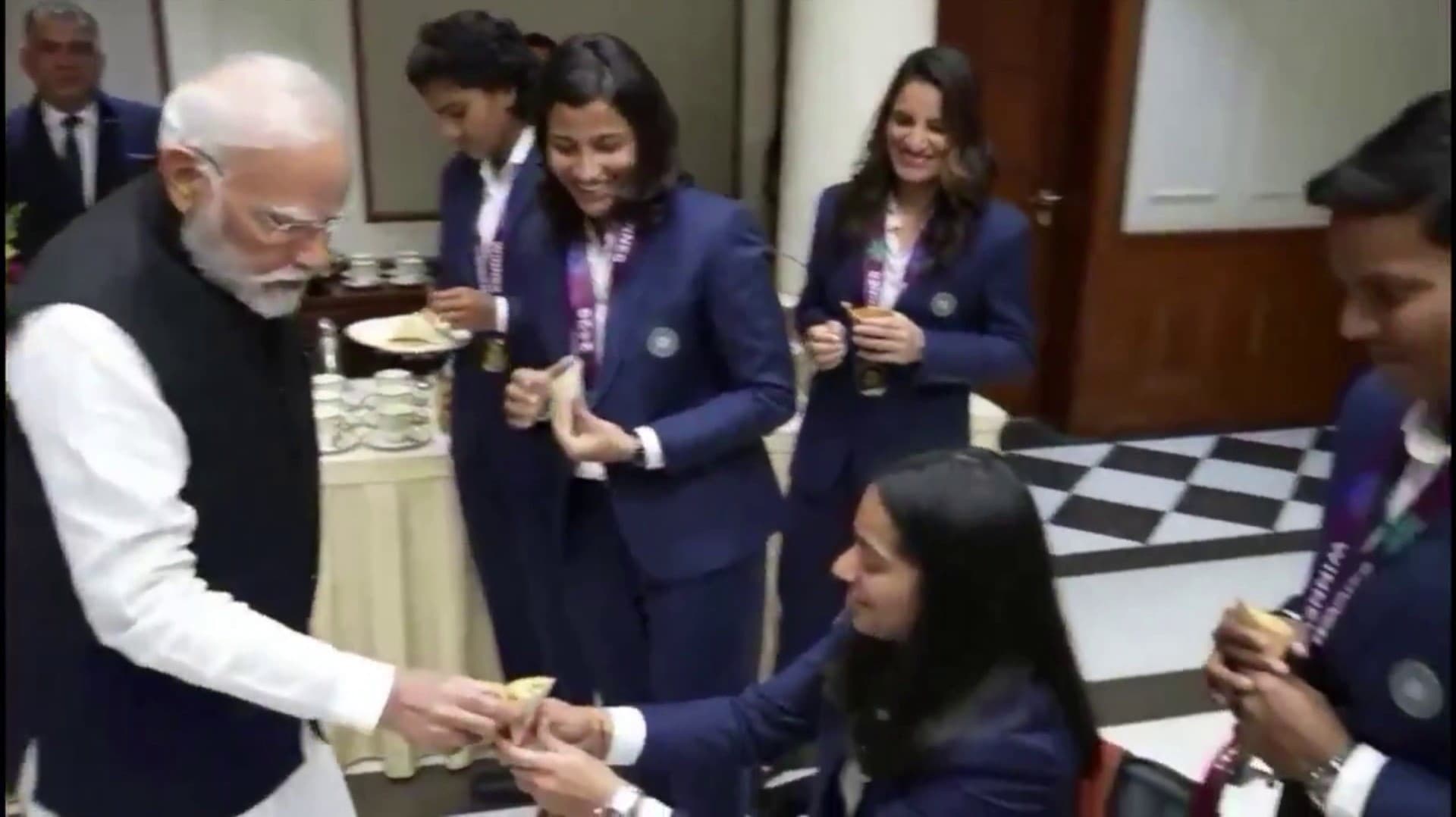 கிரிக்கெட் வீராங்கனைக்கு தமது கையால் உணவு பரிமாறிய பிரதமர் மோடி