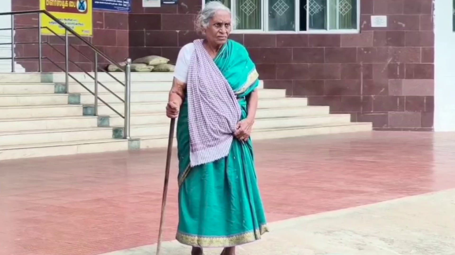 வீட்டை எழுதி வாங்கிக் கொண்டு தன்னை மகன் விரட்டிவிட்டதாக கூறி ஆட்சியரிடம் மனு அளித்த மூதாட்டி