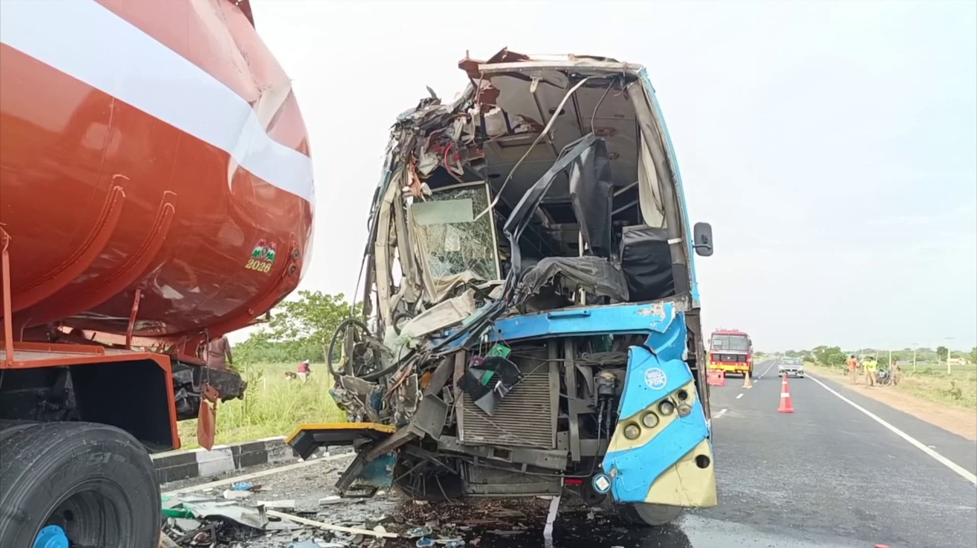 சாலையில் செடிக்கு தண்ணீர் ஊற்றிய லாரி மீது அரசுப் பேருந்து மோதி விபத்து.. 2 பேருக்கு நேர்ந்த சோகம்