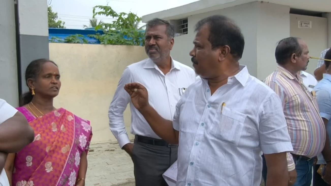 கழிவறை சுத்தமாக இல்லாததால் அரசுப்பள்ளி தலைமை ஆசிரியரை கடிந்துகொண்ட திமுக எம்.எல்.ஏ.