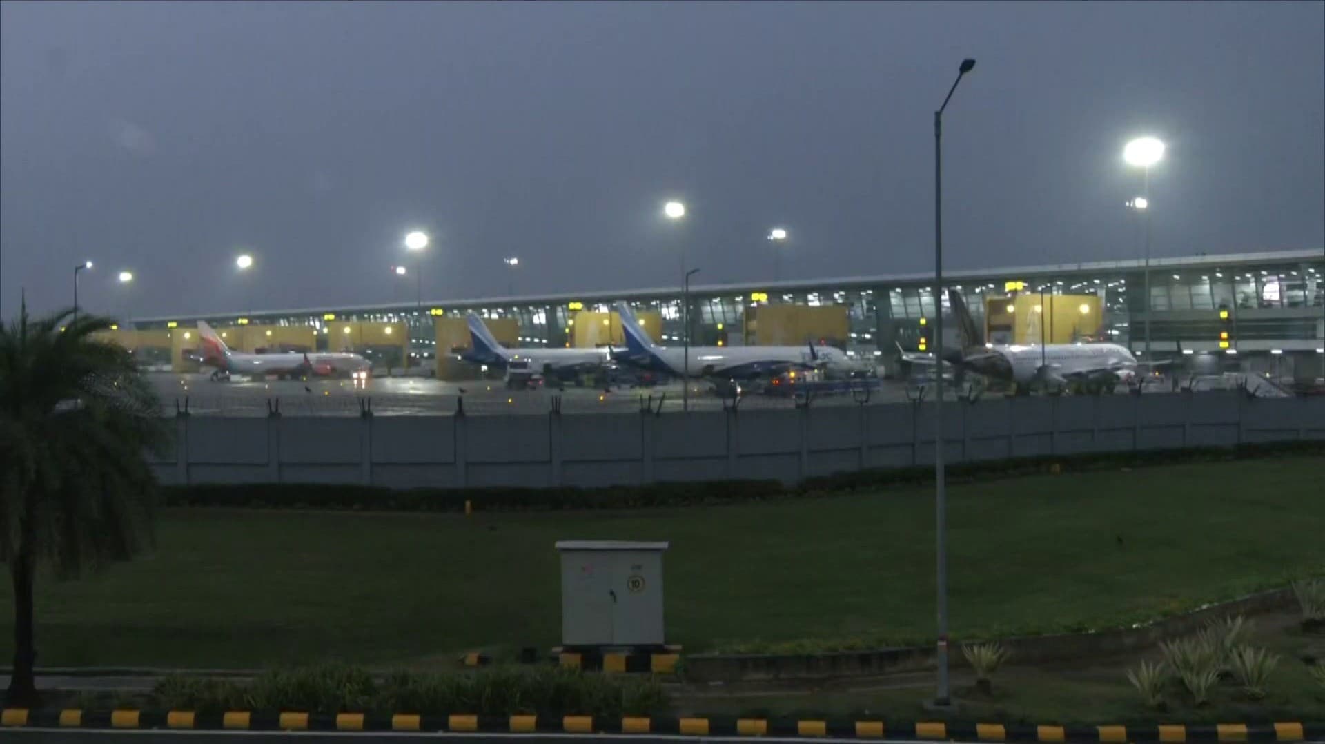 டெல்லி விமான நிலையத்தை ஸ்தம்பிக்க வைத்த தொழில் நுட்ப கோளாறு