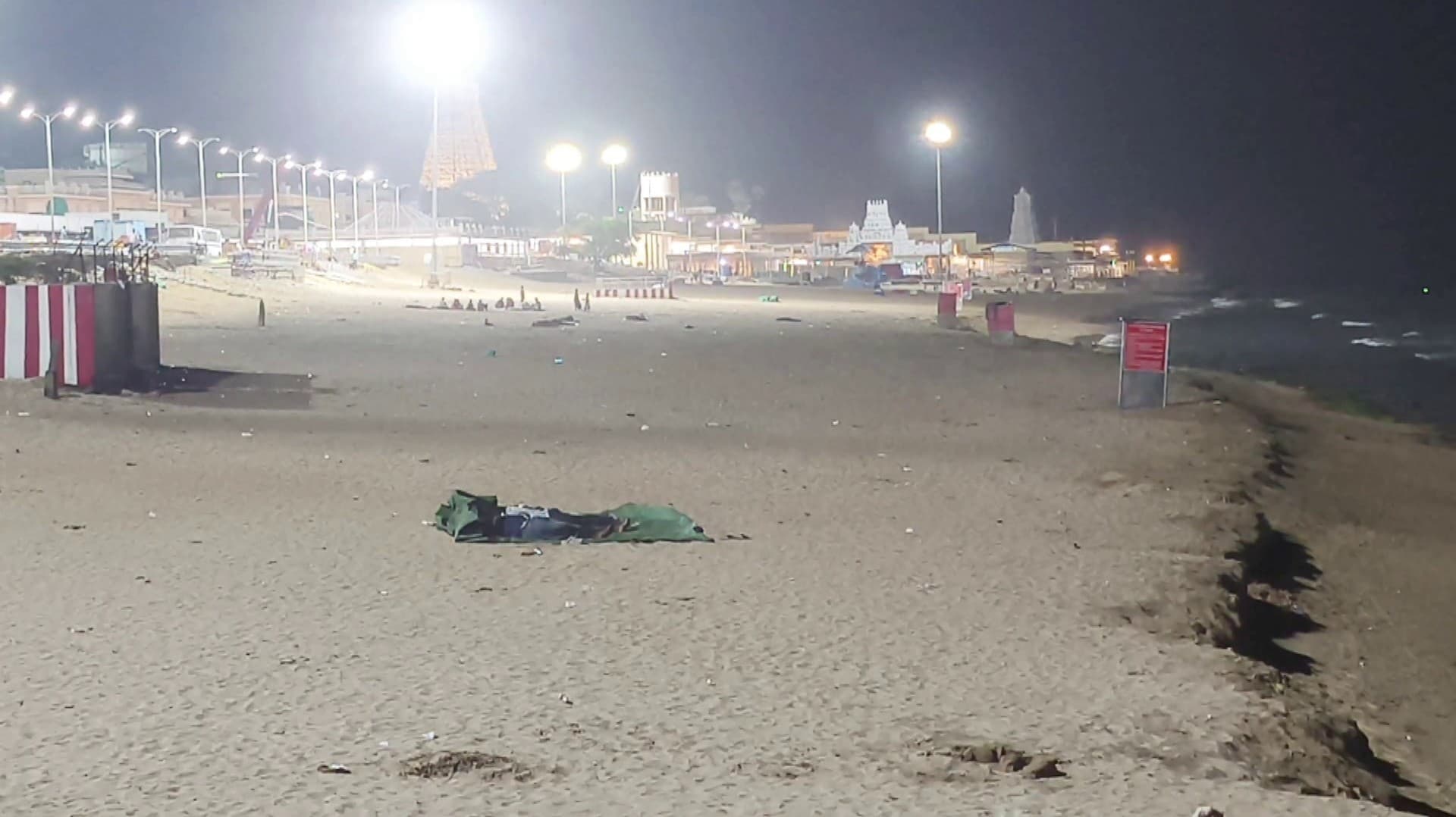 திருச்செந்தூர் கடற்கரையில் இரவில் பக்தர்கள் தங்குவதற்கு தடை