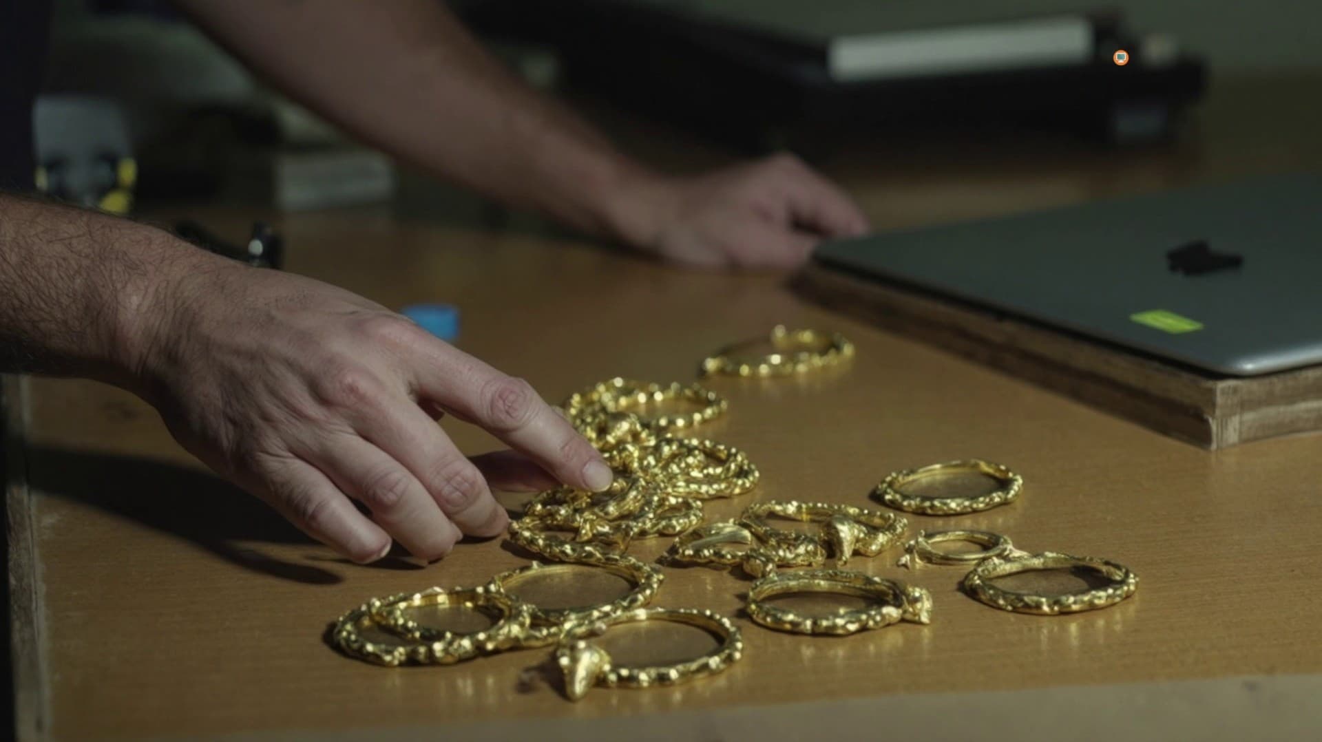 "டேட்டிங்" செயலி மூலம் அறிமுகமான பெண்ணிடம் நகை, பணம் பறிப்பு