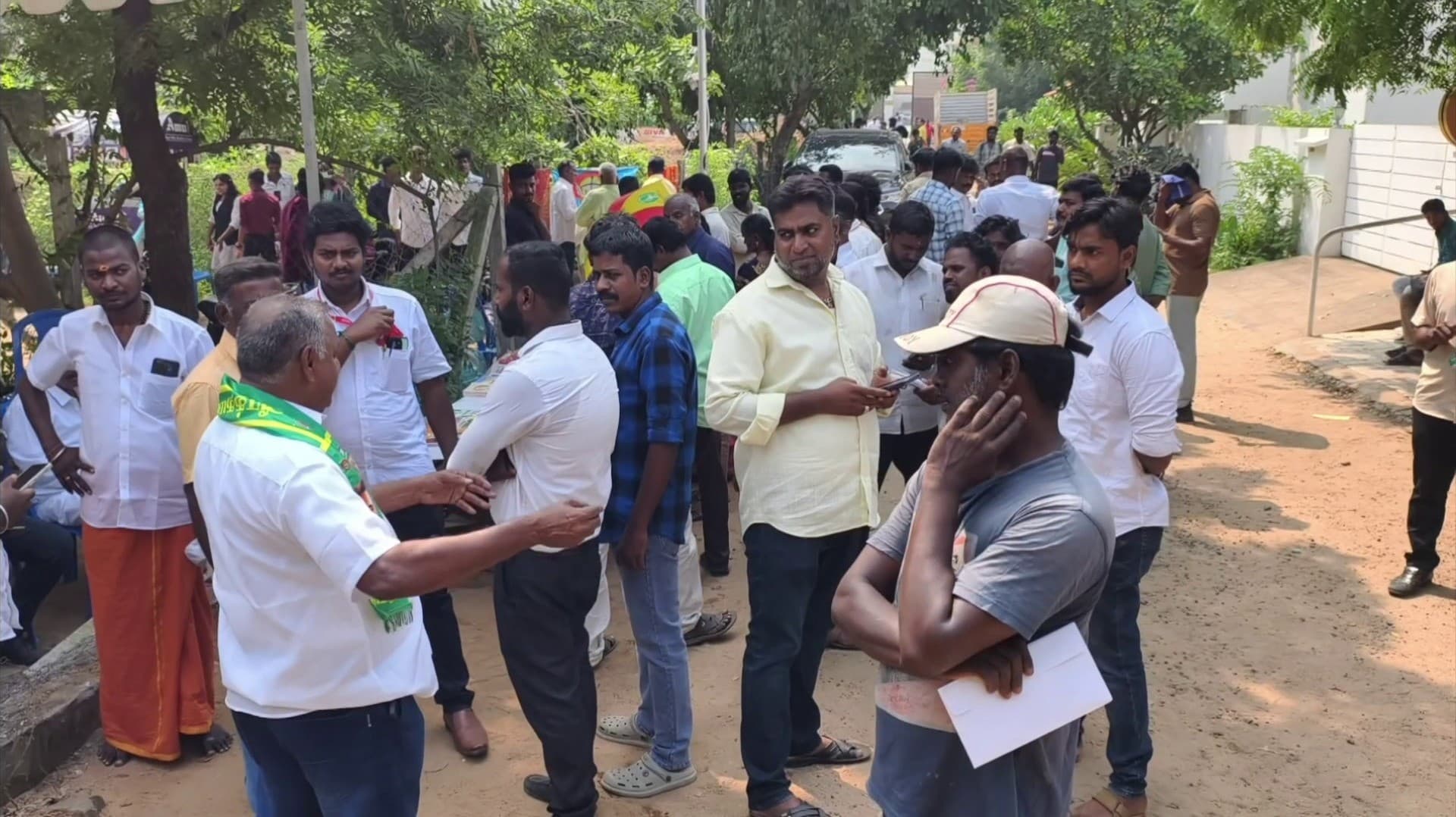 நா.த.க ஒருங்கிணைப்பாளர் சீமானின் 59 ஆவது பிறந்த நாள் கொண்டாட்டம்...சீமான் இல்லம் முன்பு குவியும் கட்சி நிர்வாகிகள் & தொண்டர்கள்