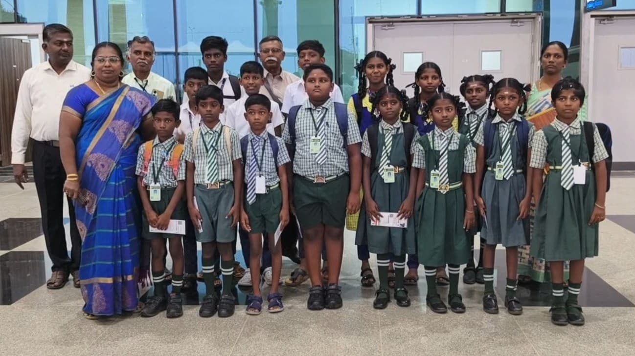 சொந்த பணத்தில் ஏழை மாணாக்கர்களை விமானத்தில் அழைத்துச் சென்ற தலைமை ஆசிரியர்.!