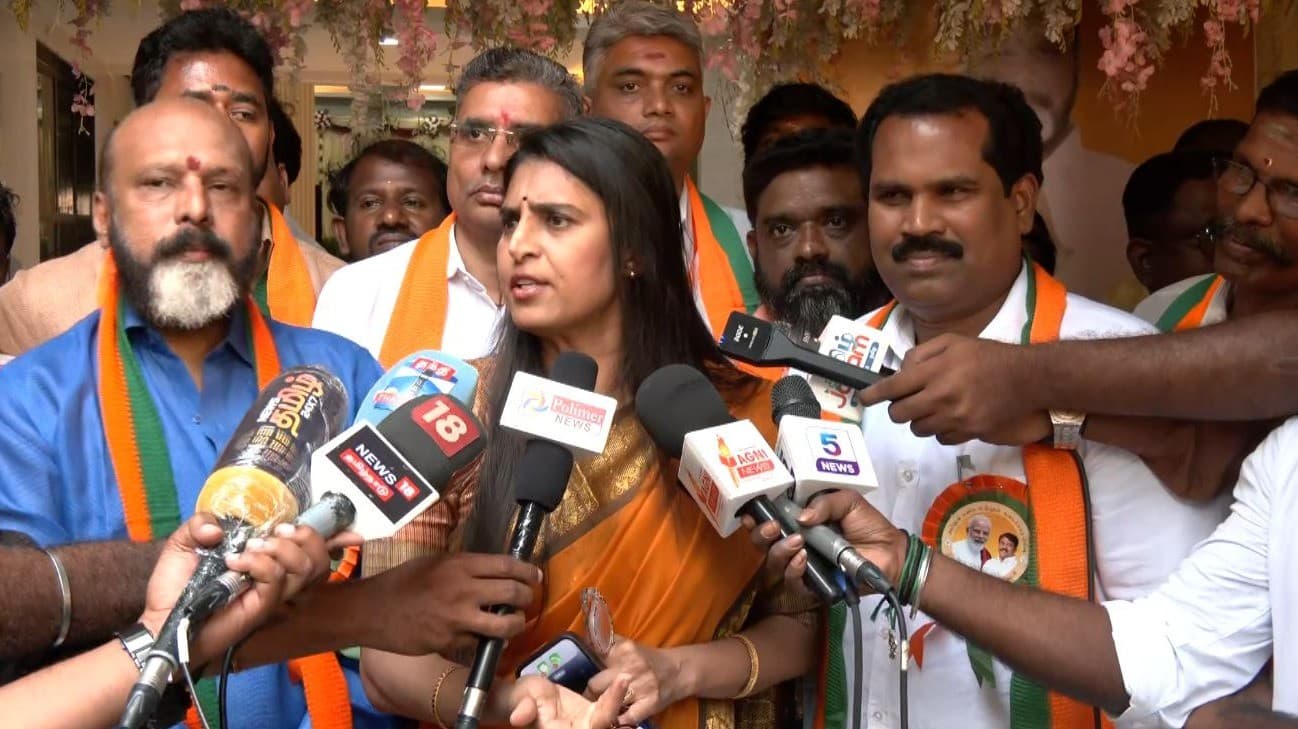 நடுராத்திரியில் காரில் உட்காந்திருப்பது தான் சுதந்திரமா? - நடிகை கஸ்தூரி