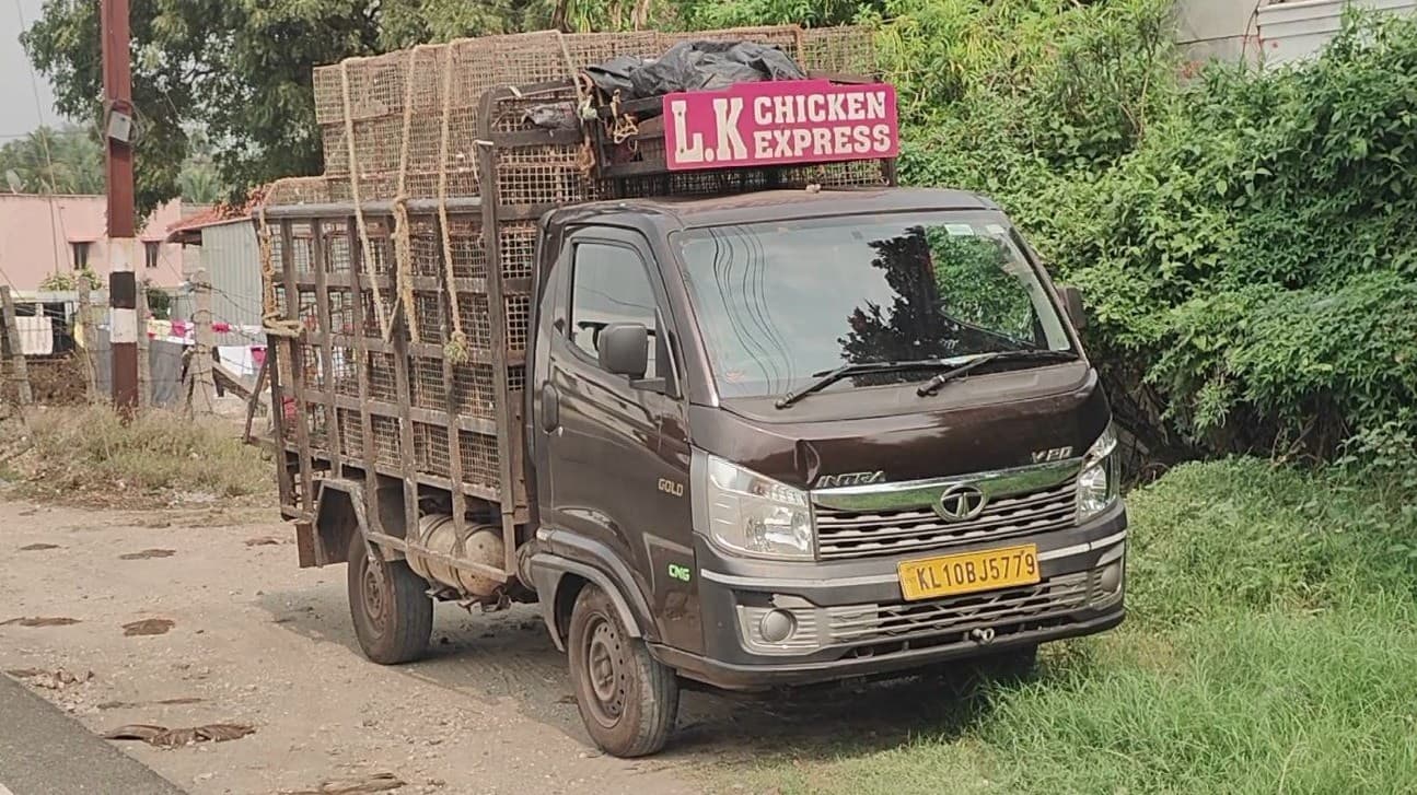 கோவையில் கோழி கழிவுகளை கொட்டிய கேரள வாகனம் சிறைபிடிப்பு - ஓட்டுநர் கைது